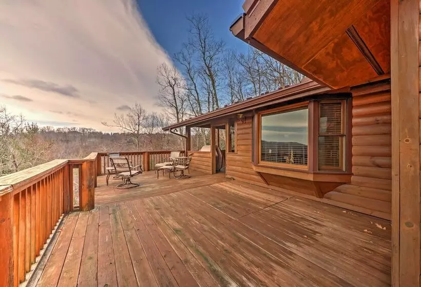The Cozy Bear Cabin: Upscale Deck & Mtn Views!