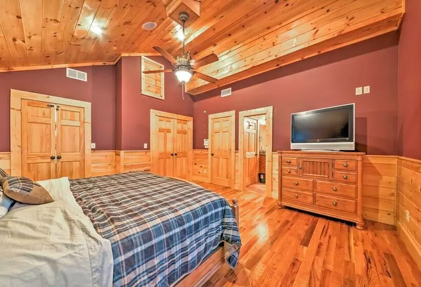 The Cozy Bear Cabin: Upscale Deck & Mtn Views!