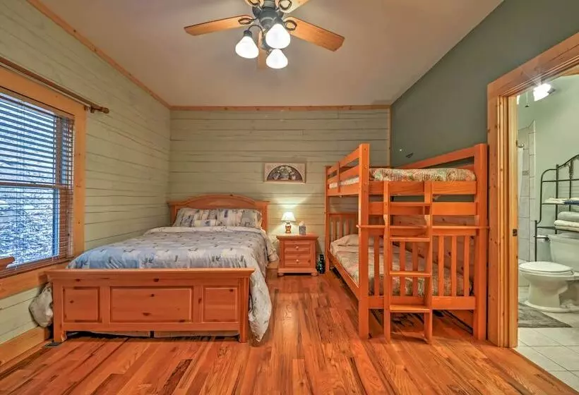 The Cozy Bear Cabin: Upscale Deck & Mtn Views!
