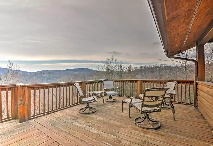 The Cozy Bear Cabin: Upscale Deck & Mtn Views!