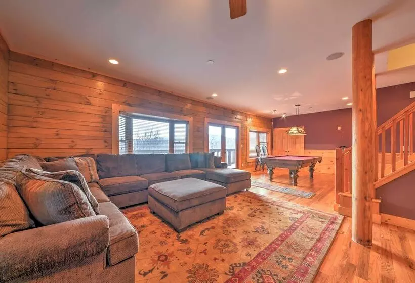 The Cozy Bear Cabin: Upscale Deck & Mtn Views!