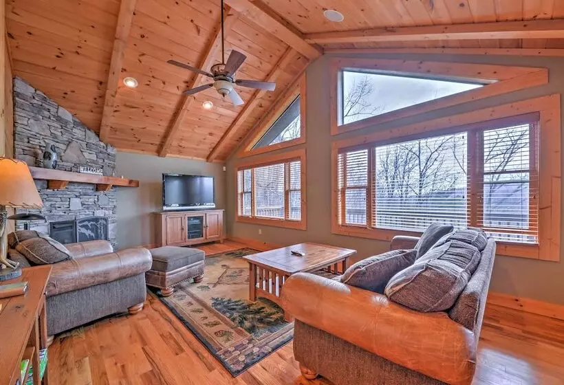 The Cozy Bear Cabin: Upscale Deck & Mtn Views!