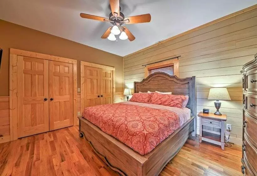The Cozy Bear Cabin: Upscale Deck & Mtn Views!