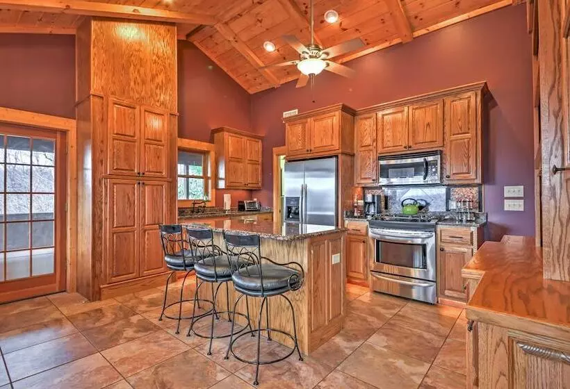 The Cozy Bear Cabin: Upscale Deck & Mtn Views!
