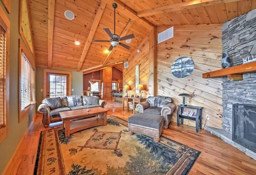 The Cozy Bear Cabin: Upscale Deck & Mtn Views!