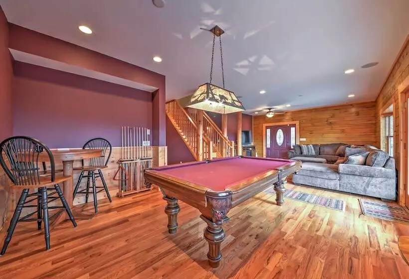The Cozy Bear Cabin: Upscale Deck & Mtn Views!
