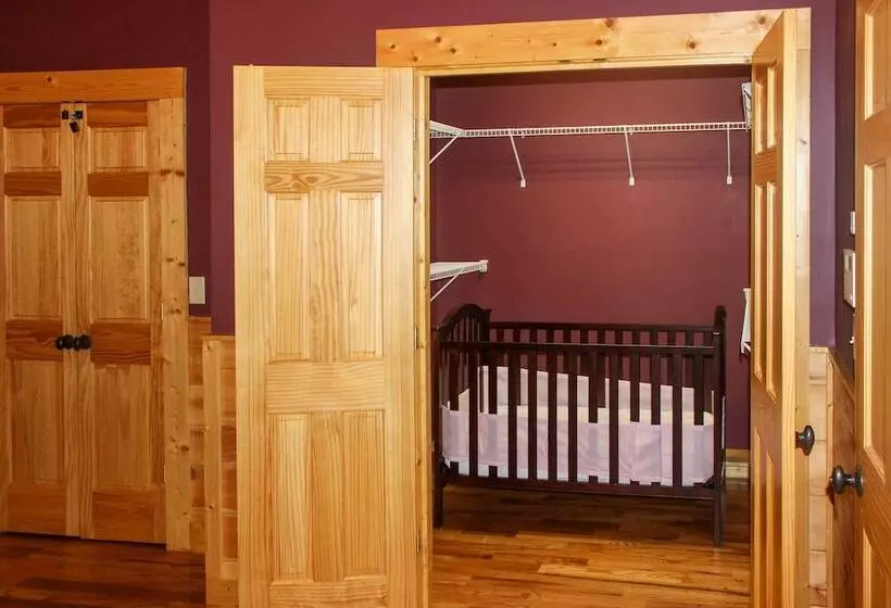 The Cozy Bear Cabin: Upscale Deck & Mtn Views!