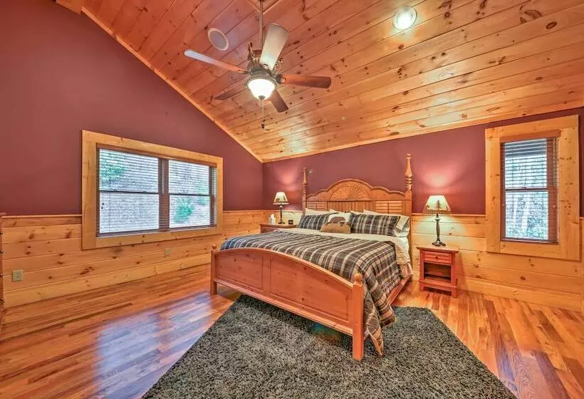 The Cozy Bear Cabin: Upscale Deck & Mtn Views!