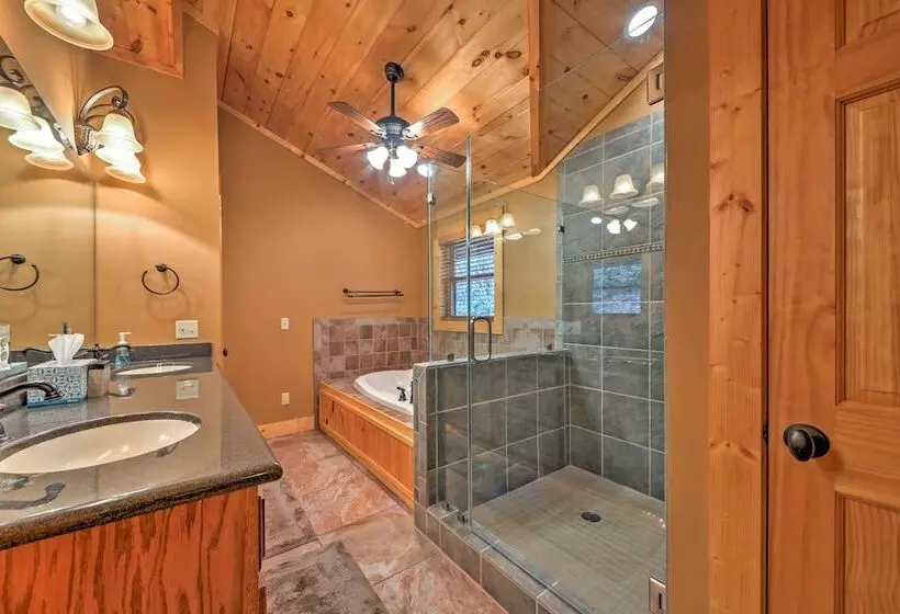 The Cozy Bear Cabin: Upscale Deck & Mtn Views!