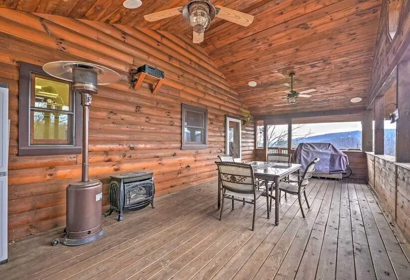The Cozy Bear Cabin: Upscale Deck & Mtn Views!