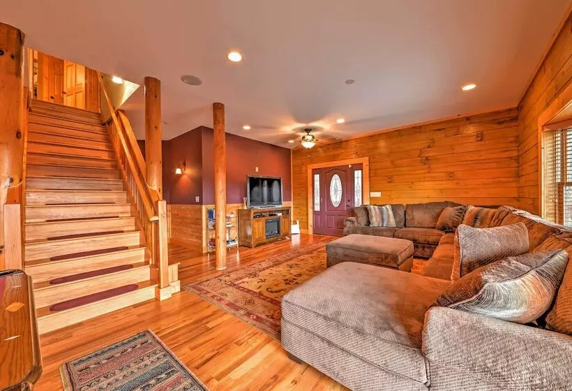 The Cozy Bear Cabin: Upscale Deck & Mtn Views!