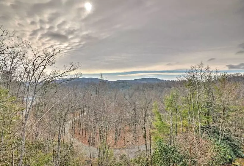 The Cozy Bear Cabin: Upscale Deck & Mtn Views!