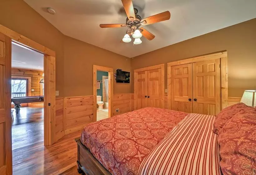 The Cozy Bear Cabin: Upscale Deck & Mtn Views!