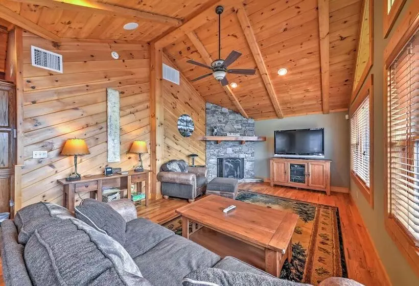 The Cozy Bear Cabin: Upscale Deck & Mtn Views!