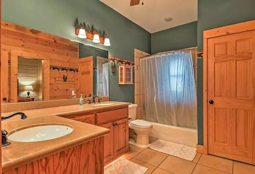 The Cozy Bear Cabin: Upscale Deck & Mtn Views!