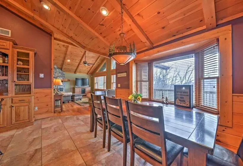 The Cozy Bear Cabin: Upscale Deck & Mtn Views!