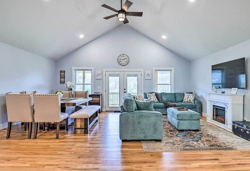 Waynesville Smart Cabin W/ Hot Tub & Views!