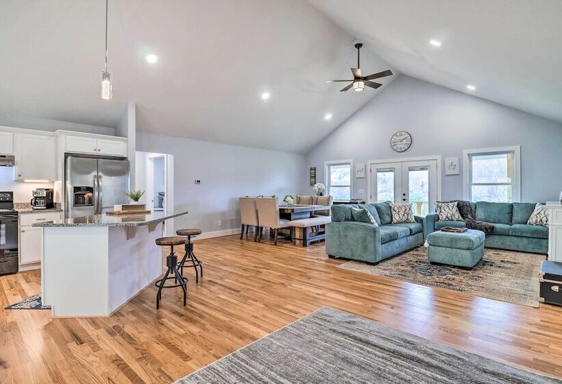 Waynesville Smart Cabin W/ Hot Tub & Views!