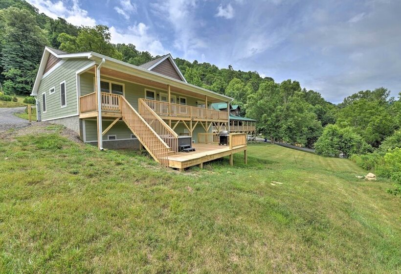 Waynesville Smart Cabin W/ Hot Tub & Views!