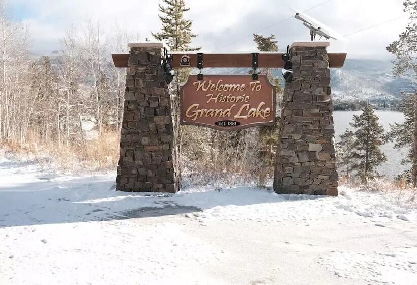 Beautiful Grand Lake Mountain Lodge