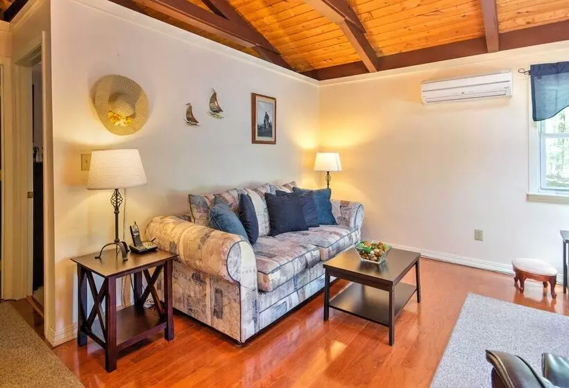 Breathtaking Newbury Cottage W/ Deck On Chalk Pond