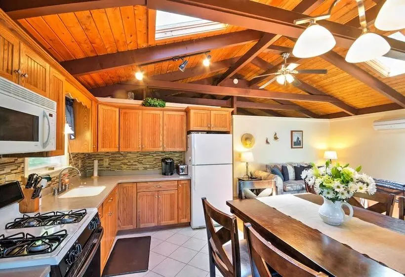 Breathtaking Newbury Cottage W/ Deck On Chalk Pond