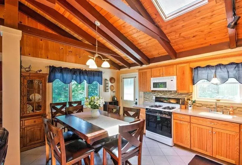 Breathtaking Newbury Cottage W/ Deck On Chalk Pond