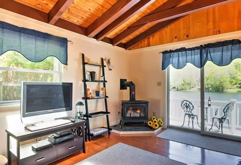 Breathtaking Newbury Cottage W/ Deck On Chalk Pond