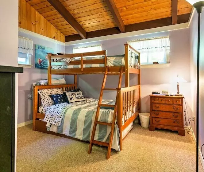 Breathtaking Newbury Cottage W/ Deck On Chalk Pond