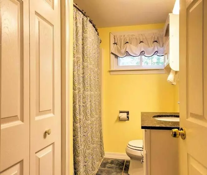 Breathtaking Newbury Cottage W/ Deck On Chalk Pond