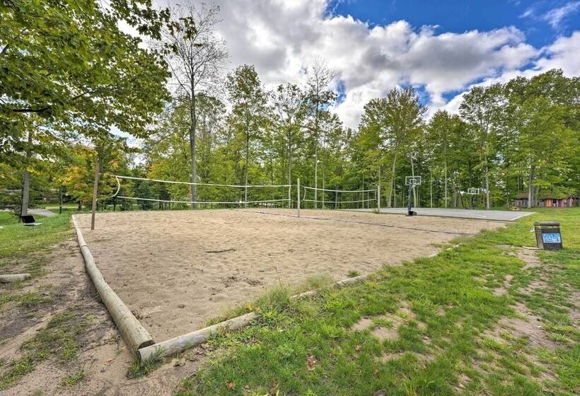 Cassopolis Cabin Close To Parks & Fishing!