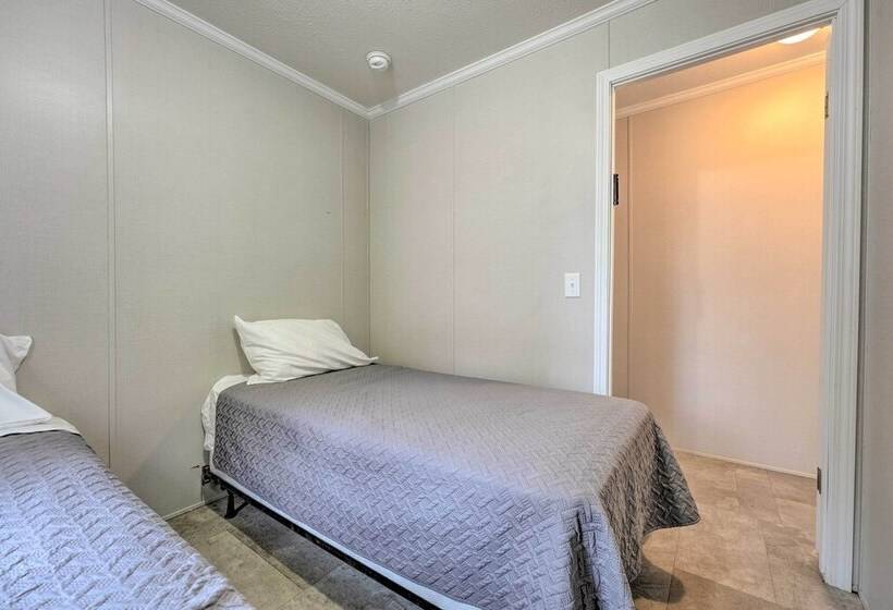 Cassopolis Cabin Close To Parks & Fishing!