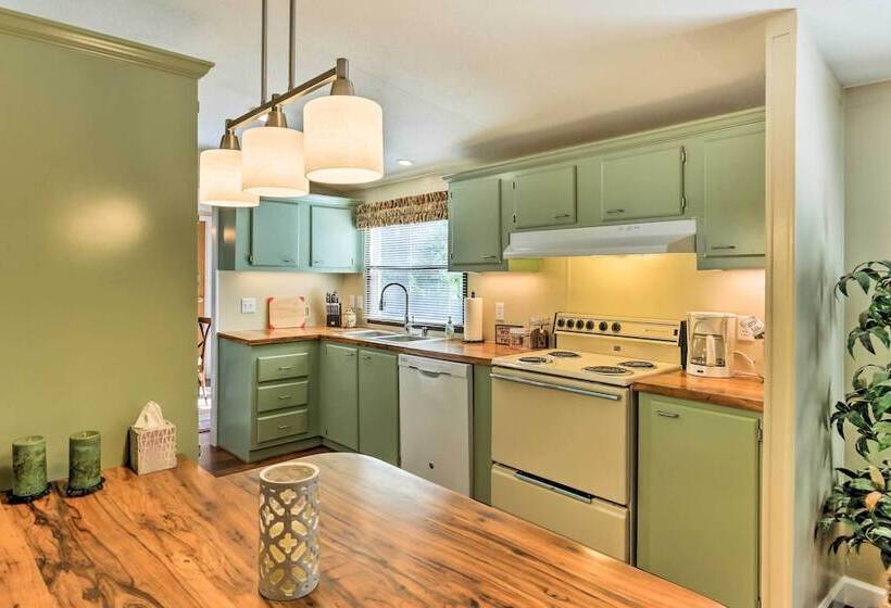 Charming Home W/ Deck & Yard 1 Mi To Lake Texoma