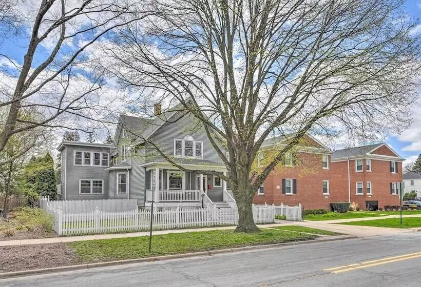 Oak Park Home W/ Fire Pit   5 Mi To Garfield Park!