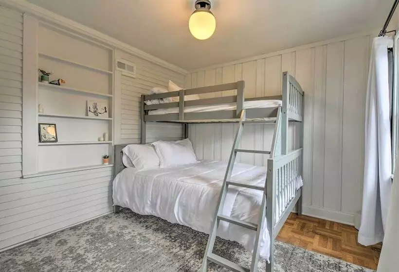 Oak Park Home W/ Fire Pit   5 Mi To Garfield Park!