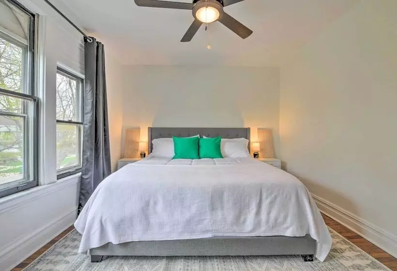 Oak Park Home W/ Fire Pit   5 Mi To Garfield Park!