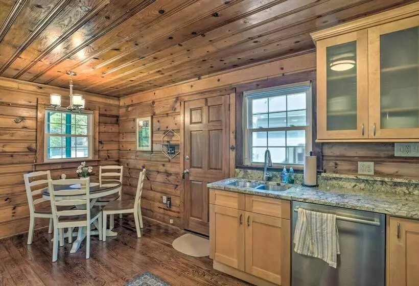 Screened Porch & Grill: Waterfront Landrum Cottage