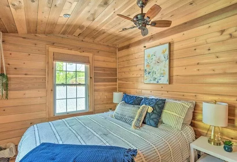 Screened Porch & Grill: Waterfront Landrum Cottage