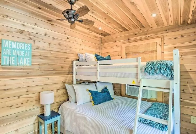 Screened Porch & Grill: Waterfront Landrum Cottage