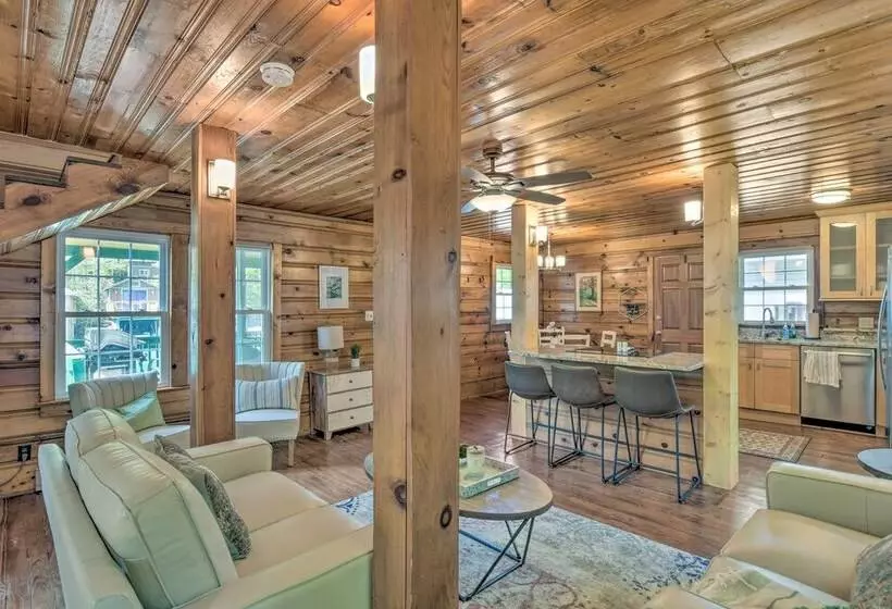 Screened Porch & Grill: Waterfront Landrum Cottage