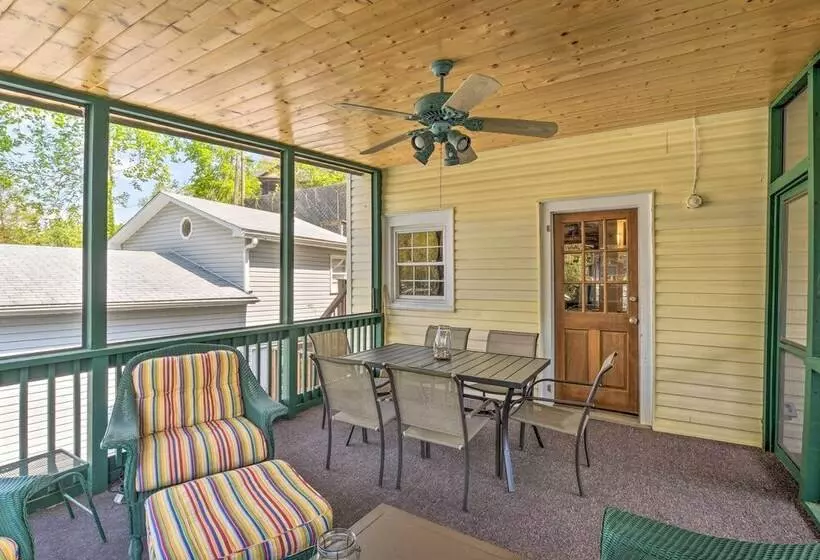 Screened Porch & Grill: Waterfront Landrum Cottage