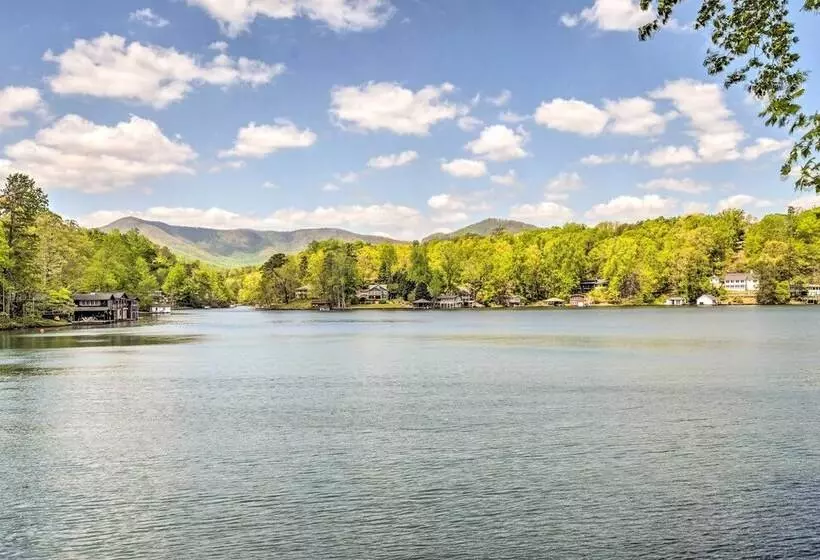 Screened Porch & Grill: Waterfront Landrum Cottage