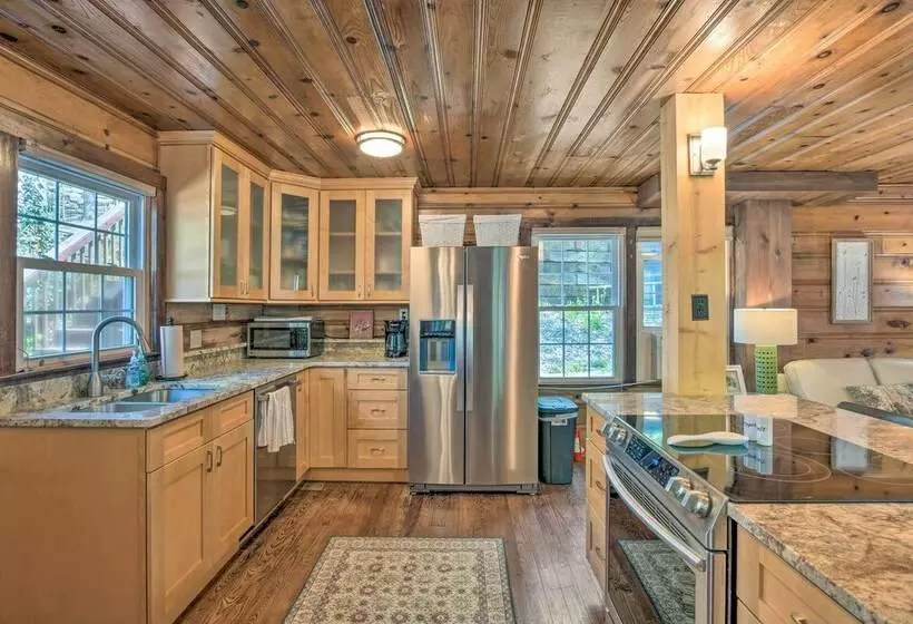 Screened Porch & Grill: Waterfront Landrum Cottage