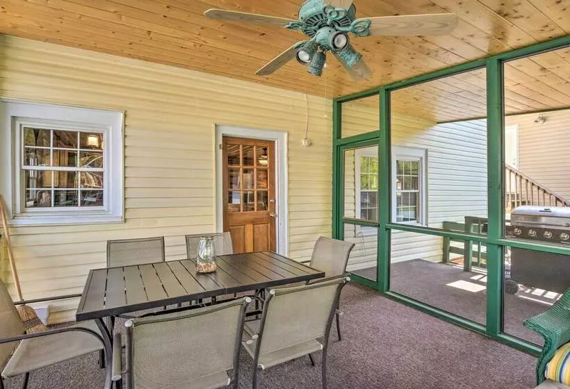 Screened Porch & Grill: Waterfront Landrum Cottage