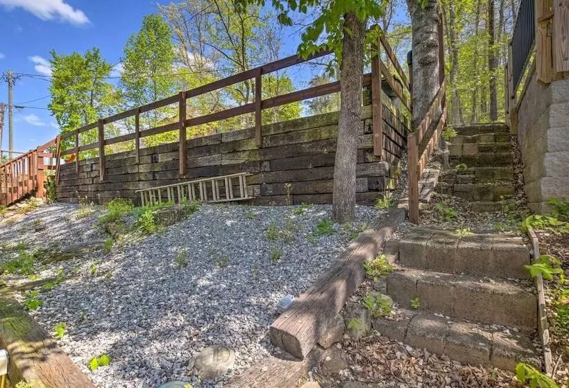 Screened Porch & Grill: Waterfront Landrum Cottage