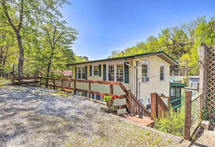 Screened Porch & Grill: Waterfront Landrum Cottage