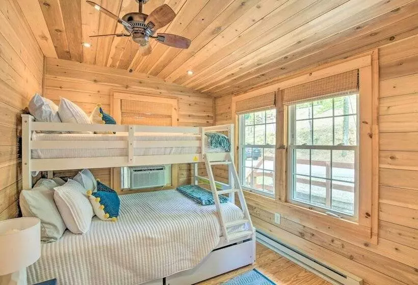 Screened Porch & Grill: Waterfront Landrum Cottage