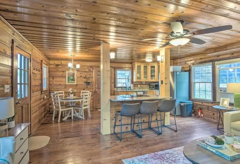 Screened Porch & Grill: Waterfront Landrum Cottage