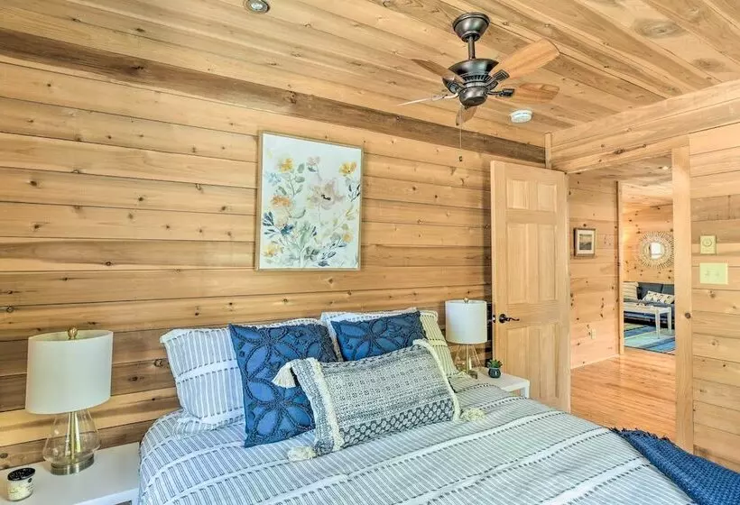 Screened Porch & Grill: Waterfront Landrum Cottage