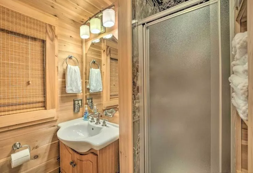 Screened Porch & Grill: Waterfront Landrum Cottage